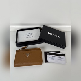 PRADA 普拉達 鹿皮紋鑰匙包( 車鑰匙包)，型號：1PP122，男女通用款，