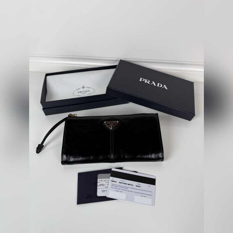 PRADA 普拉達 男女通用小袋包，這款小袋簡約精緻，采用進口油臘皮制作，三角形