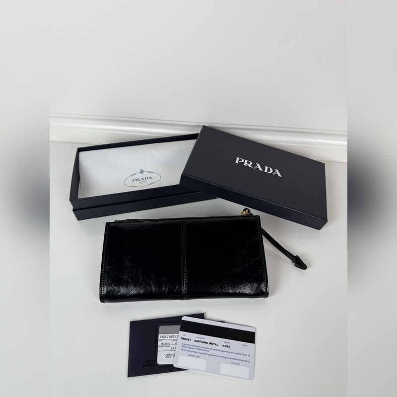 PRADA 普拉達 男女通用小袋包，這款小袋簡約精緻，采用進口油臘皮制作，三角形