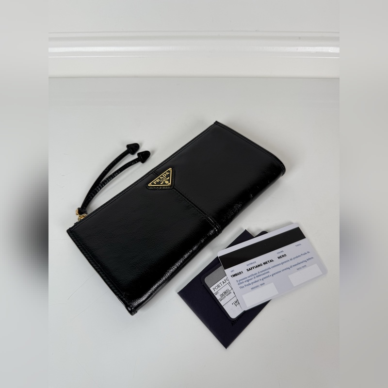 PRADA 普拉達 男女通用小袋包，這款小袋簡約精緻，采用進口油臘皮制作，三角形