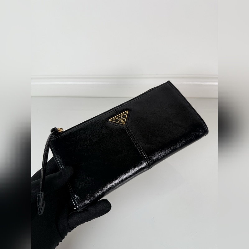 PRADA 普拉達 男女通用小袋包，這款小袋簡約精緻，采用進口油臘皮制作，三角形