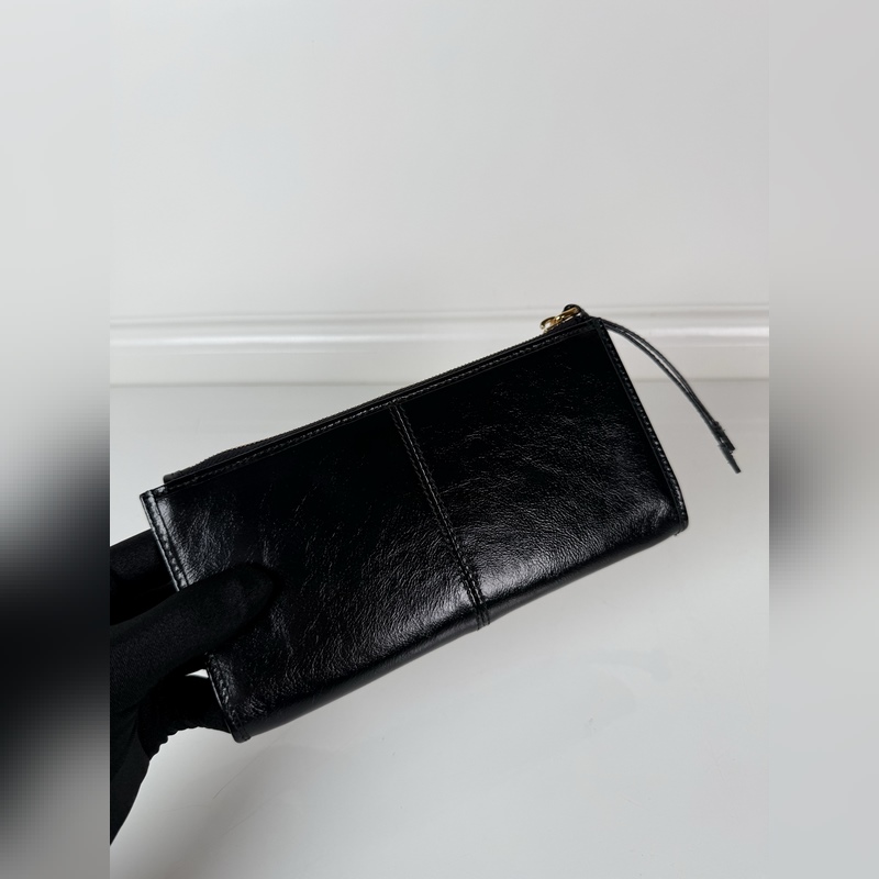 PRADA 普拉達 男女通用小袋包，這款小袋簡約精緻，采用進口油臘皮制作，三角形