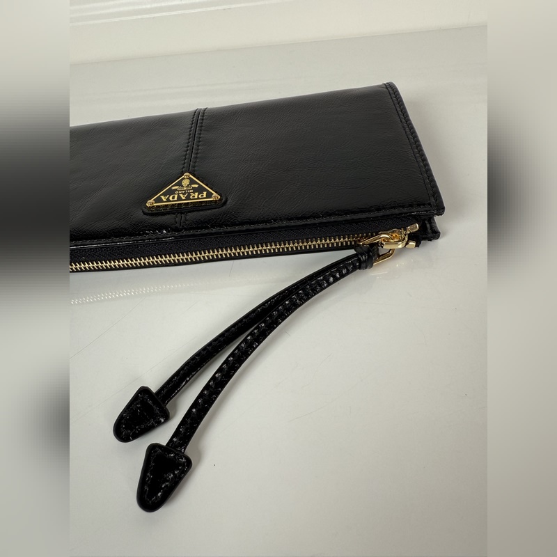 PRADA 普拉達 男女通用小袋包，這款小袋簡約精緻，采用進口油臘皮制作，三角形