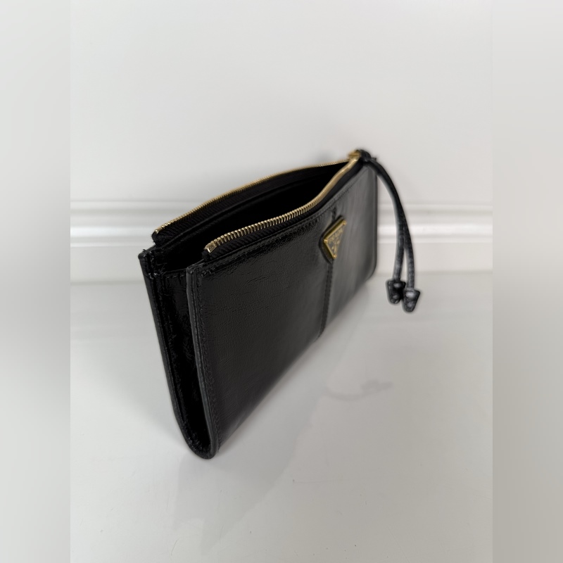 PRADA 普拉達 男女通用小袋包，這款小袋簡約精緻，采用進口油臘皮制作，三角形