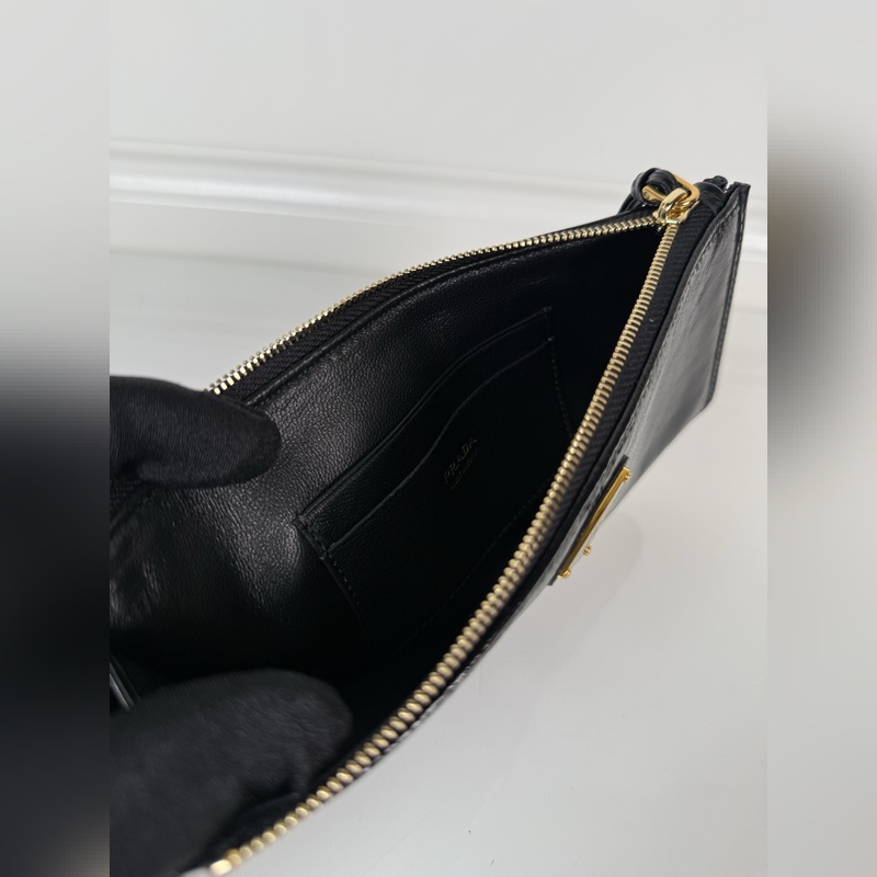 PRADA 普拉達 男女通用小袋包，這款小袋簡約精緻，采用進口油臘皮制作，三角形