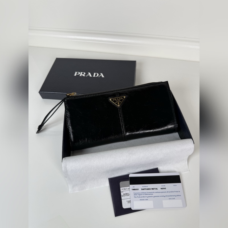 PRADA 普拉達 男女通用小袋包，這款小袋簡約精緻，采用進口油臘皮制作，三角形