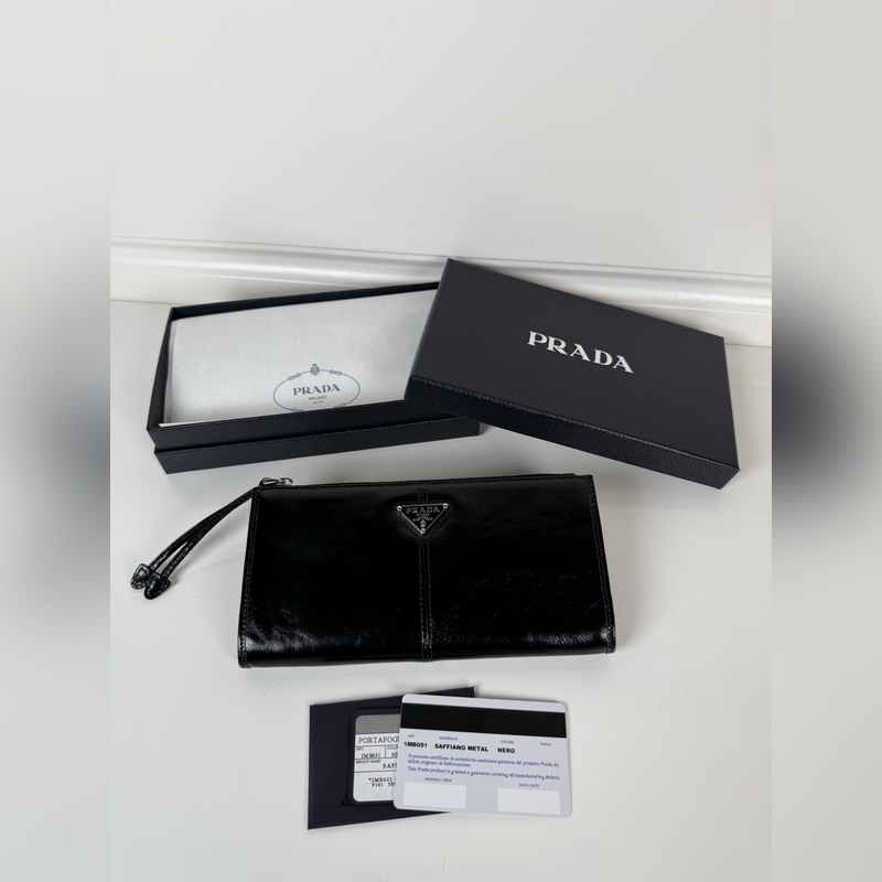 PRADA 普拉達 男女通用小袋包，這款小袋簡約精緻，采用進口油臘皮制作，三角形