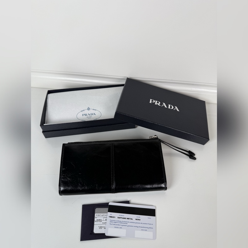 PRADA 普拉達 男女通用小袋包，這款小袋簡約精緻，采用進口油臘皮制作，三角形