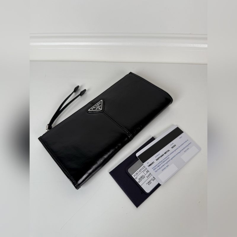 PRADA 普拉達 男女通用小袋包，這款小袋簡約精緻，采用進口油臘皮制作，三角形