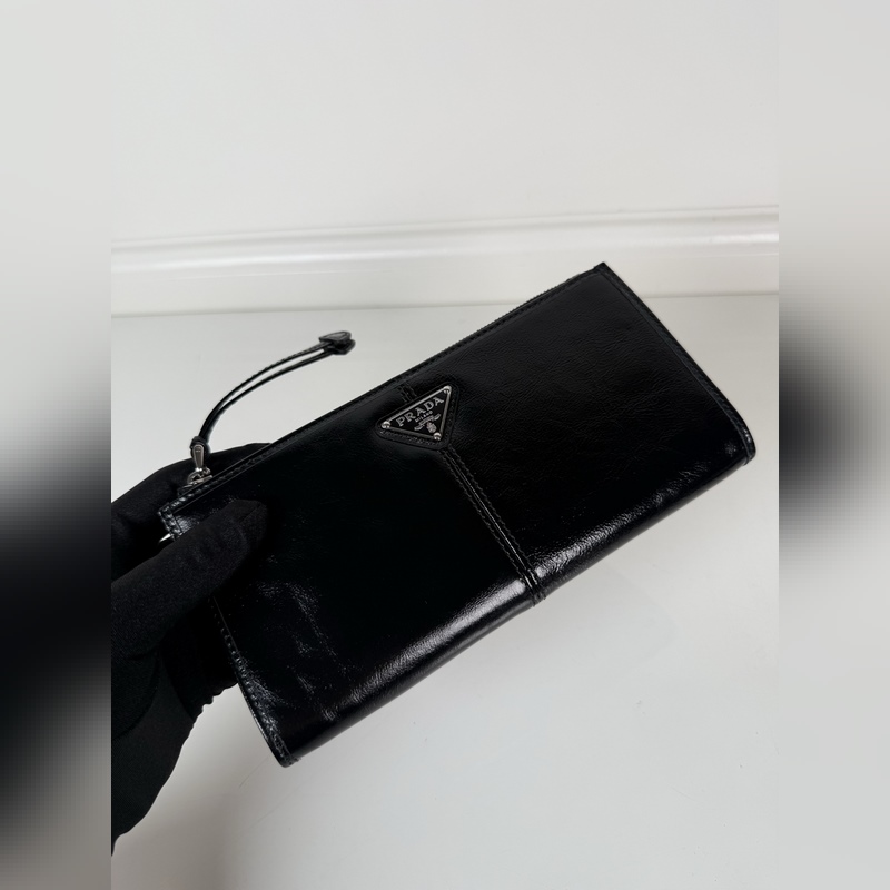 PRADA 普拉達 男女通用小袋包，這款小袋簡約精緻，采用進口油臘皮制作，三角形