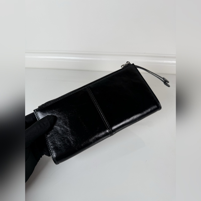 PRADA 普拉達 男女通用小袋包，這款小袋簡約精緻，采用進口油臘皮制作，三角形