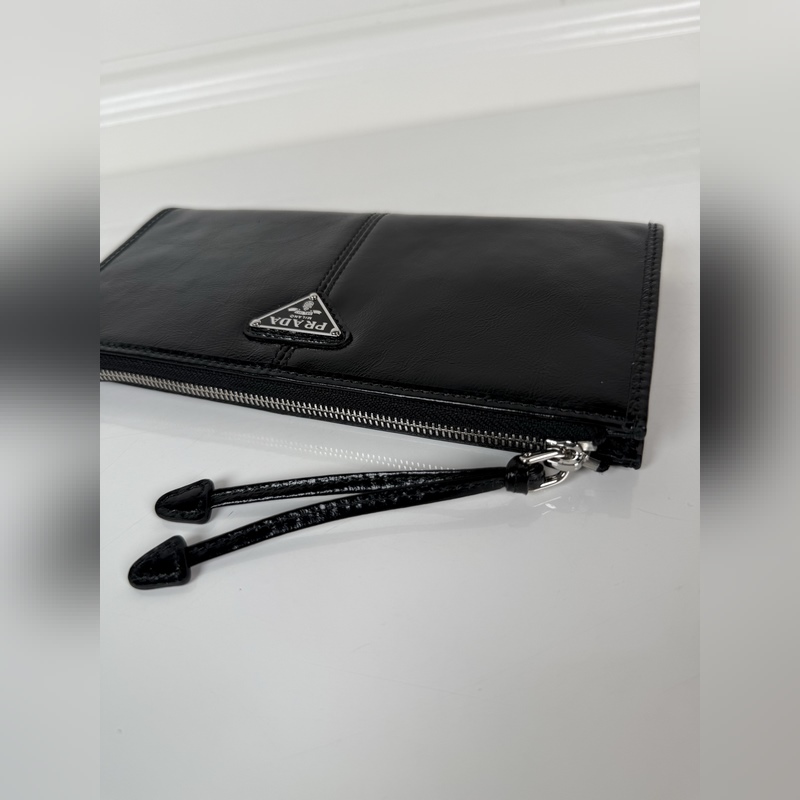 PRADA 普拉達 男女通用小袋包，這款小袋簡約精緻，采用進口油臘皮制作，三角形