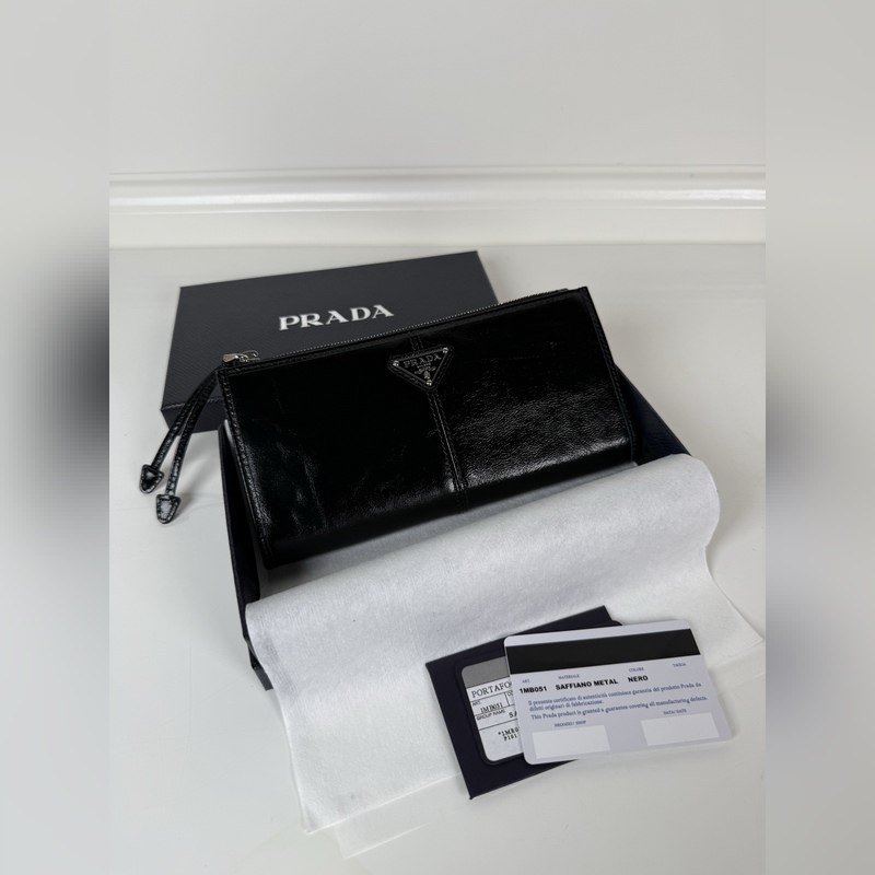 PRADA 普拉達 男女通用小袋包，這款小袋簡約精緻，采用進口油臘皮制作，三角形