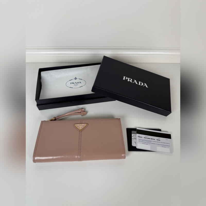 PRADA 普拉達(dá) 男女通用小袋包，這款小袋簡約精緻，采用進(jìn)口油臘皮制作，三角形