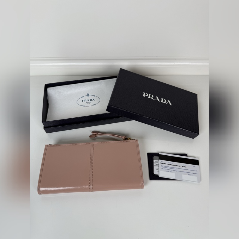 PRADA 普拉達(dá) 男女通用小袋包，這款小袋簡約精緻，采用進(jìn)口油臘皮制作，三角形