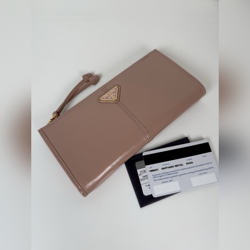 PRADA 普拉達(dá) 男女通用小袋包，這款小袋簡約精緻，采用進(jìn)口油臘皮制作，三角形