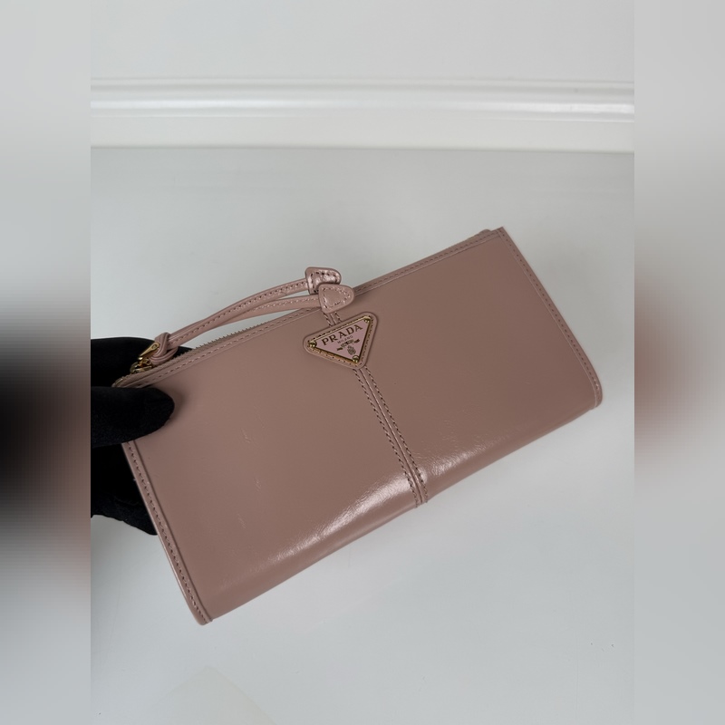 PRADA 普拉達(dá) 男女通用小袋包，這款小袋簡約精緻，采用進(jìn)口油臘皮制作，三角形