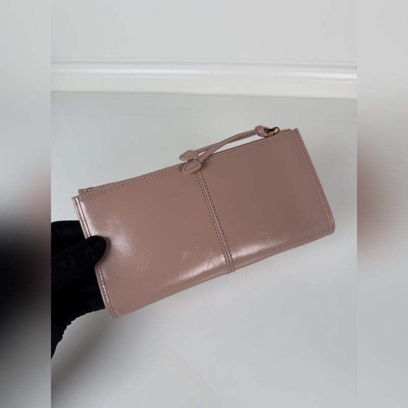 PRADA 普拉達(dá) 男女通用小袋包，這款小袋簡約精緻，采用進(jìn)口油臘皮制作，三角形