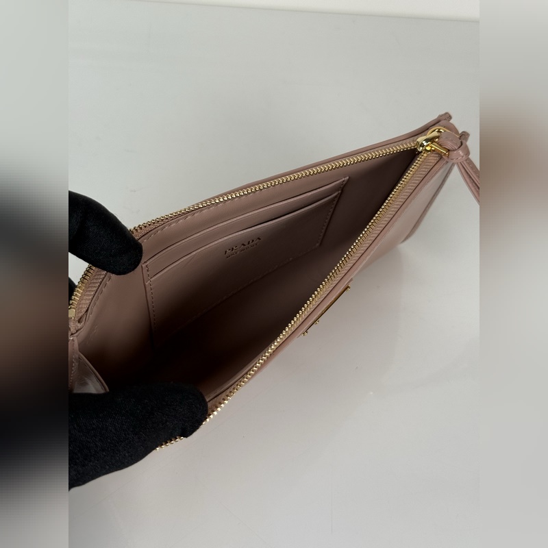 PRADA 普拉達(dá) 男女通用小袋包，這款小袋簡約精緻，采用進(jìn)口油臘皮制作，三角形