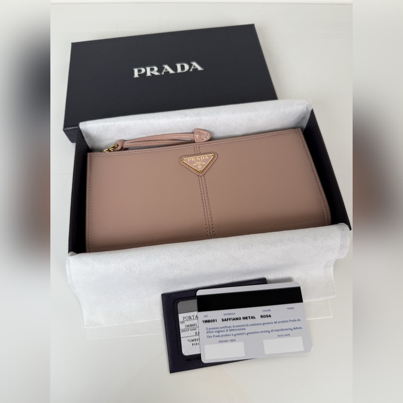 PRADA 普拉達(dá) 男女通用小袋包，這款小袋簡約精緻，采用進(jìn)口油臘皮制作，三角形