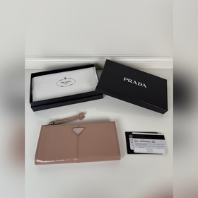 PRADA 普拉達 男女通用小袋包，這款小袋簡約精緻，采用進口油臘皮制作，三角形