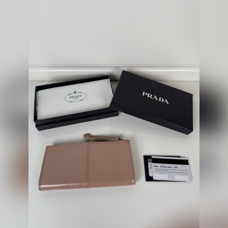 PRADA 普拉達 男女通用小袋包，這款小袋簡約精緻，采用進口油臘皮制作，三角形