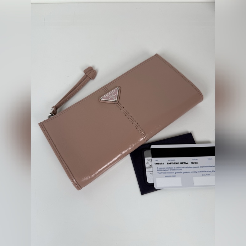 PRADA 普拉達 男女通用小袋包，這款小袋簡約精緻，采用進口油臘皮制作，三角形