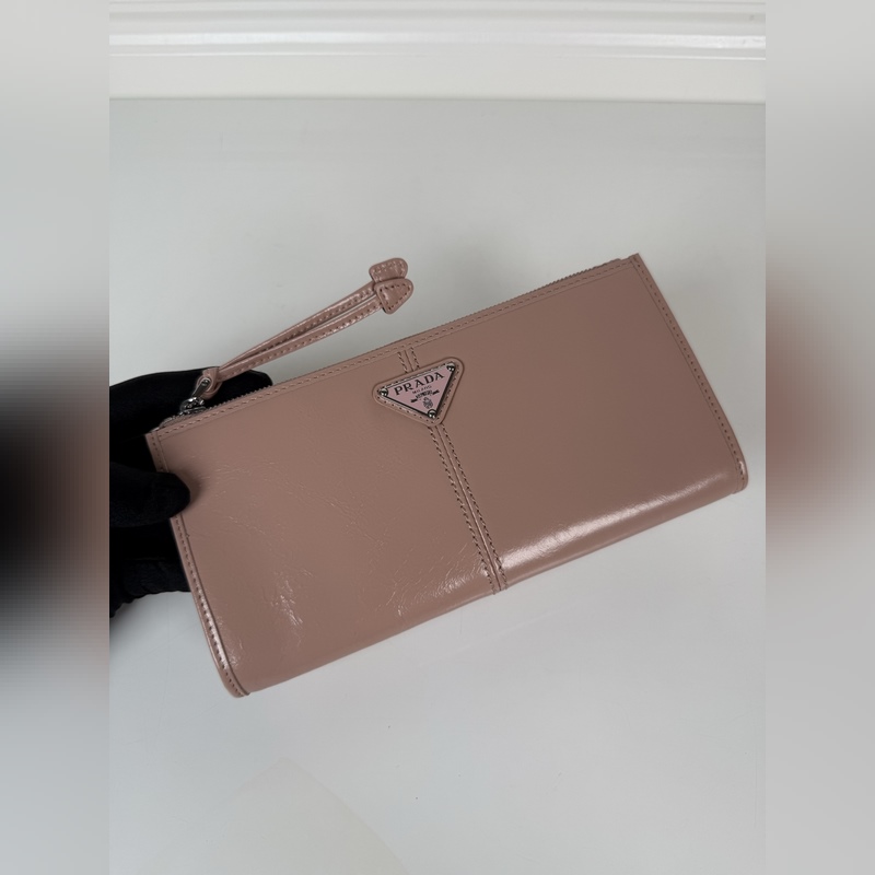 PRADA 普拉達 男女通用小袋包，這款小袋簡約精緻，采用進口油臘皮制作，三角形