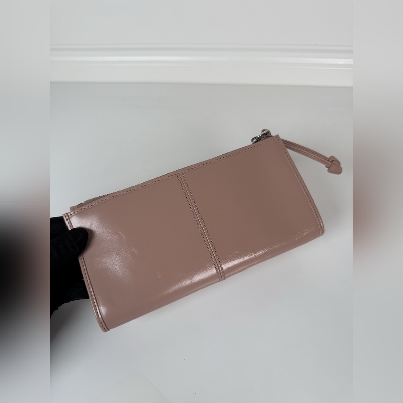 PRADA 普拉達 男女通用小袋包，這款小袋簡約精緻，采用進口油臘皮制作，三角形