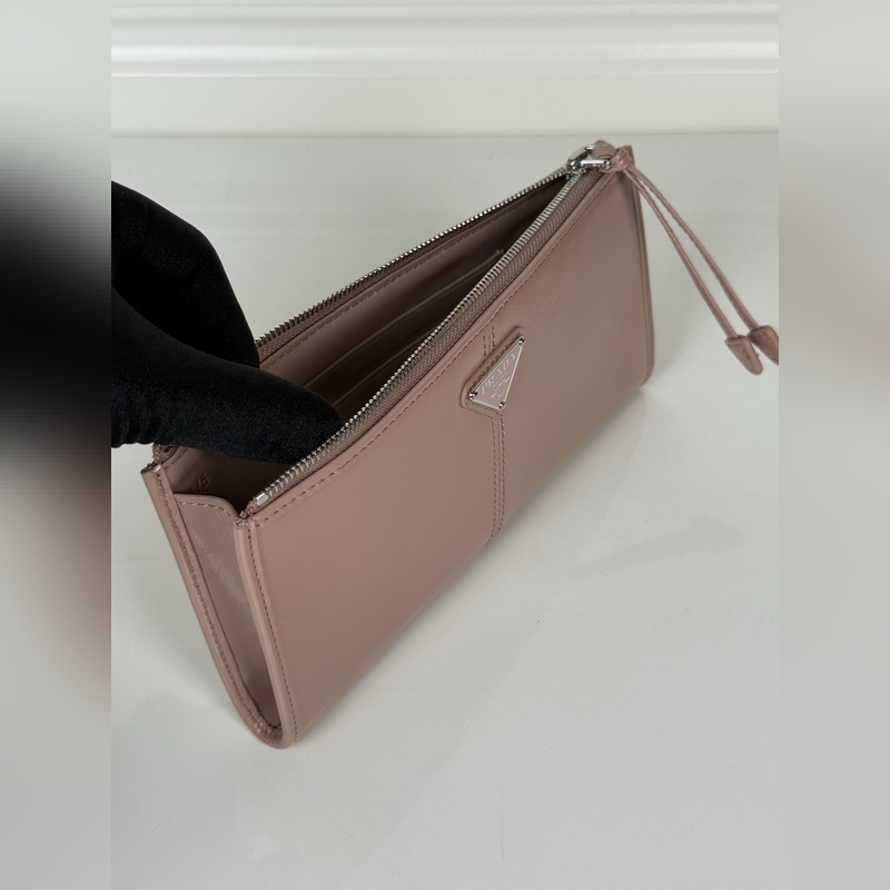 PRADA 普拉達 男女通用小袋包，這款小袋簡約精緻，采用進口油臘皮制作，三角形