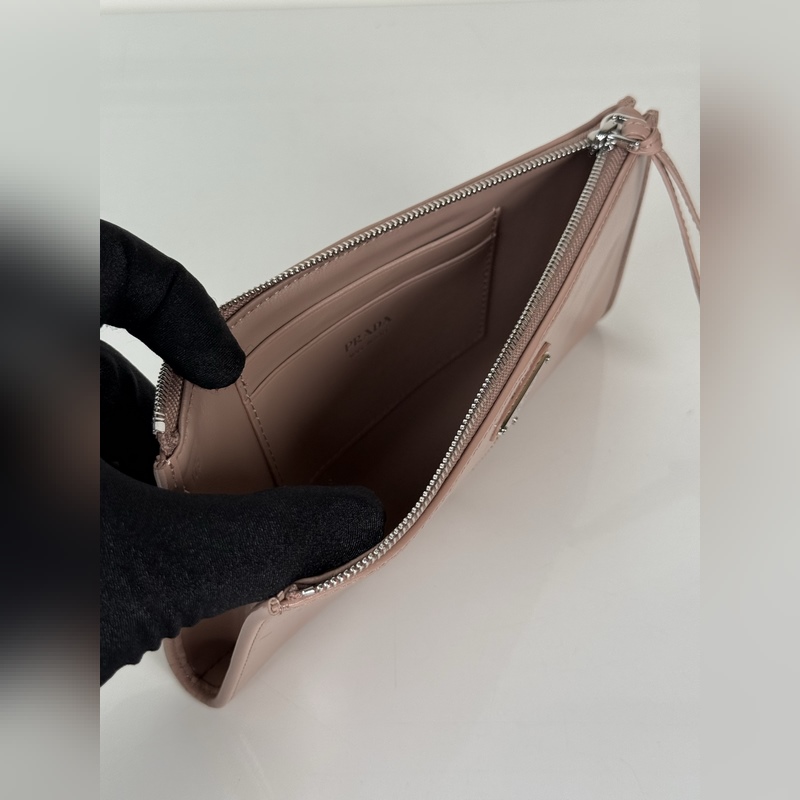 PRADA 普拉達 男女通用小袋包，這款小袋簡約精緻，采用進口油臘皮制作，三角形