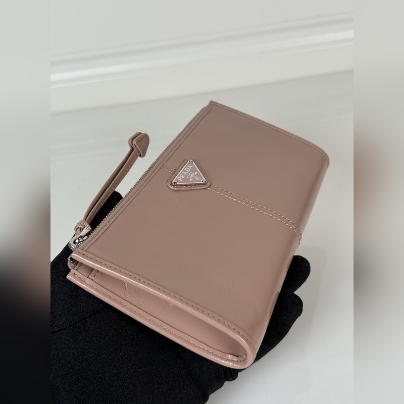 PRADA 普拉達 男女通用小袋包，這款小袋簡約精緻，采用進口油臘皮制作，三角形