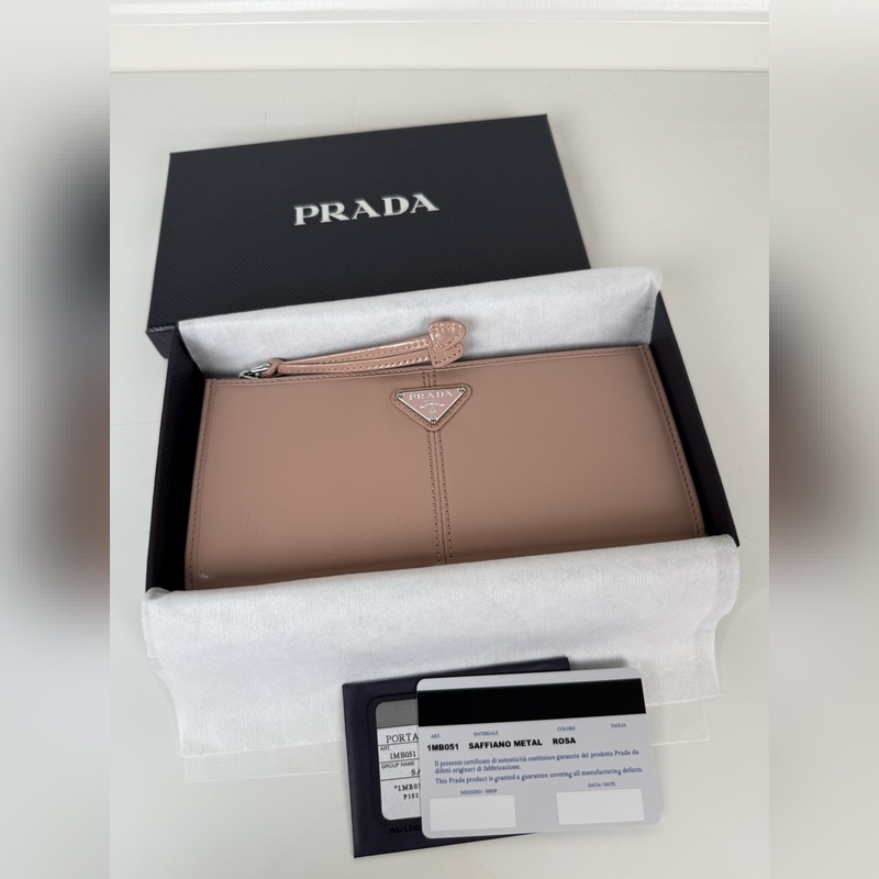 PRADA 普拉達 男女通用小袋包，這款小袋簡約精緻，采用進口油臘皮制作，三角形