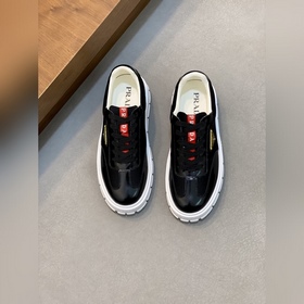Prada，普拉達 男士皮革休閑運動鞋 采用進口小牛皮拼接網布鞋面，立體幾何分割