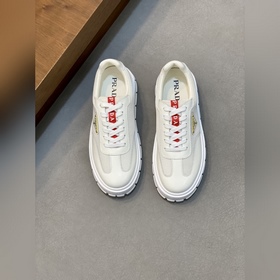 Prada，普拉達 男士皮革休閑運動鞋 采用進口小牛皮拼接網布鞋面，立體幾何分割