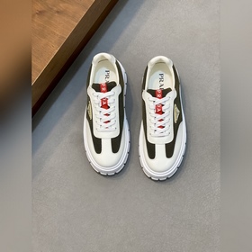 Prada，普拉達 男士皮革休閑運動鞋 采用進口小牛皮拼接網布鞋面，立體幾何分割