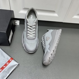 Prada 男士新款織物網眼系帶運動鞋 這款采用輕質磨砂tpu拼接透氣織物網眼鞋