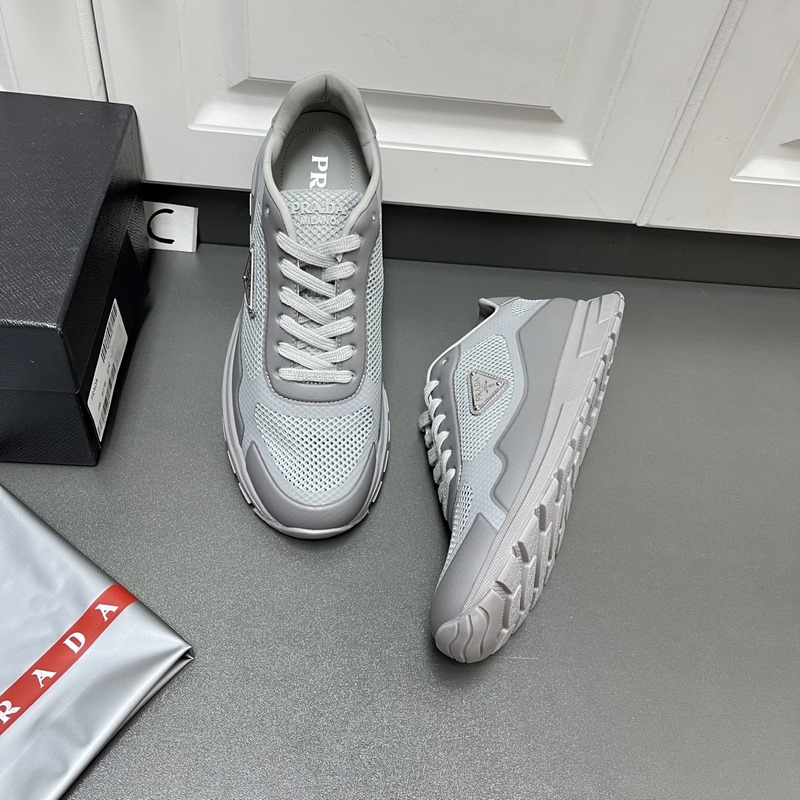 Prada 男士新款織物網(wǎng)眼系帶運動鞋 這款采用輕質(zhì)磨砂tpu拼接透氣織物網(wǎng)眼鞋