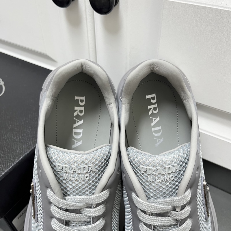 Prada 男士新款織物網(wǎng)眼系帶運動鞋 這款采用輕質(zhì)磨砂tpu拼接透氣織物網(wǎng)眼鞋