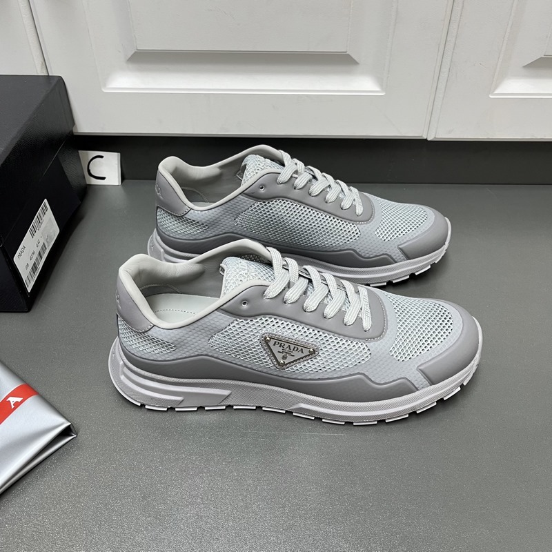 Prada 男士新款織物網(wǎng)眼系帶運動鞋 這款采用輕質(zhì)磨砂tpu拼接透氣織物網(wǎng)眼鞋