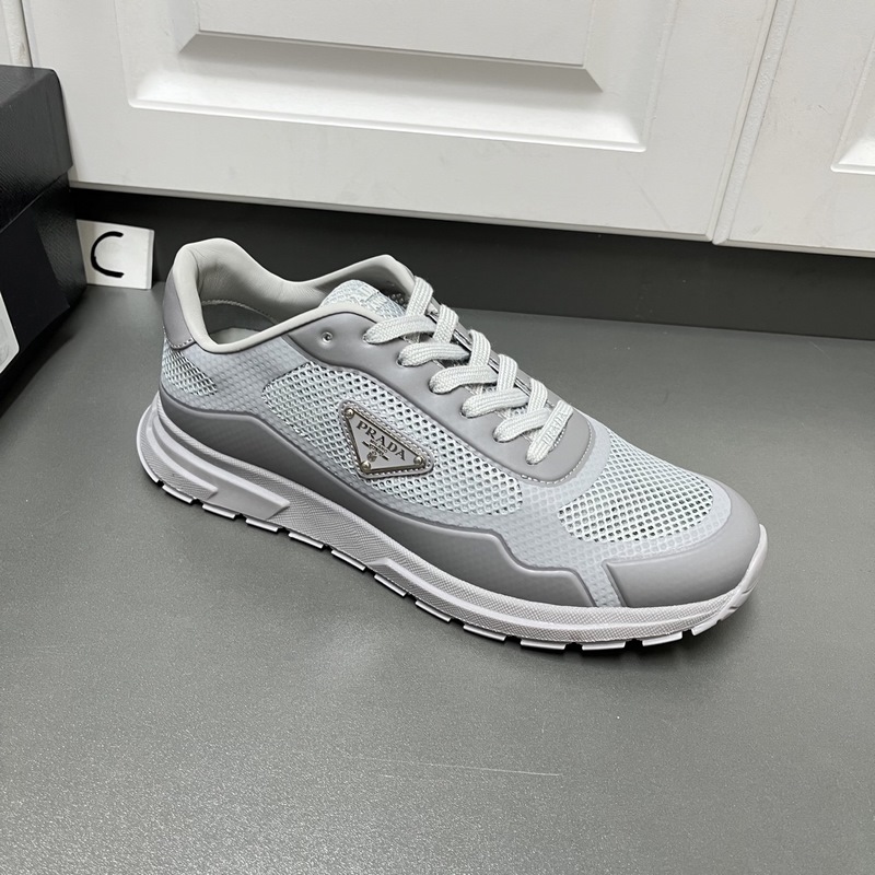 Prada 男士新款織物網(wǎng)眼系帶運動鞋 這款采用輕質(zhì)磨砂tpu拼接透氣織物網(wǎng)眼鞋