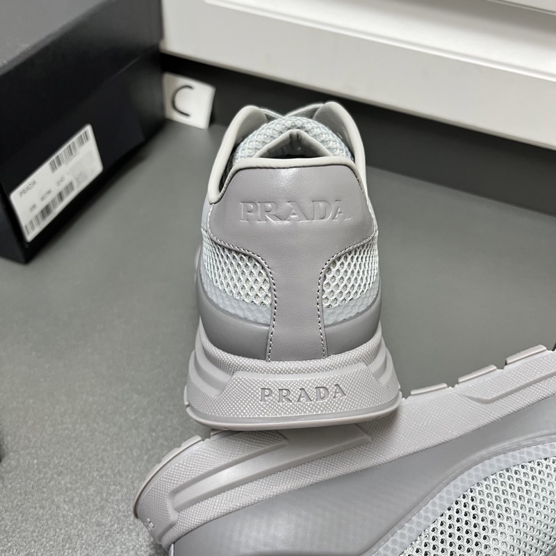 Prada 男士新款織物網(wǎng)眼系帶運動鞋 這款采用輕質(zhì)磨砂tpu拼接透氣織物網(wǎng)眼鞋