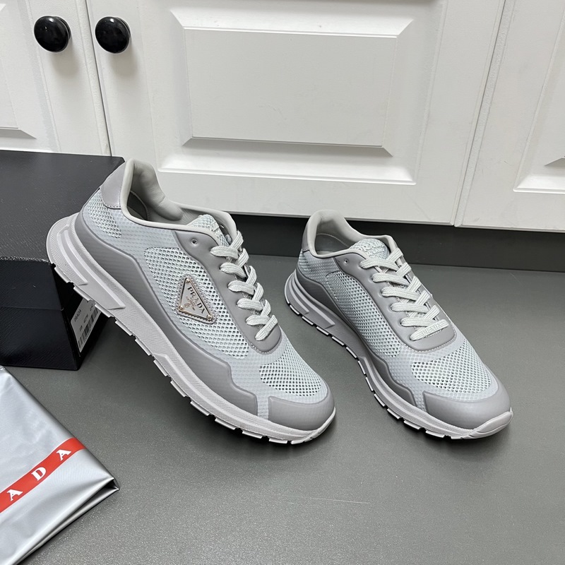 Prada 男士新款織物網(wǎng)眼系帶運動鞋 這款采用輕質(zhì)磨砂tpu拼接透氣織物網(wǎng)眼鞋