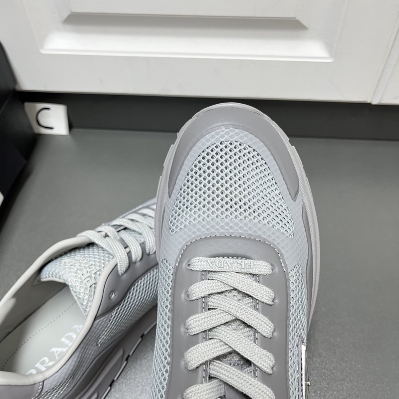 Prada 男士新款織物網(wǎng)眼系帶運動鞋 這款采用輕質(zhì)磨砂tpu拼接透氣織物網(wǎng)眼鞋