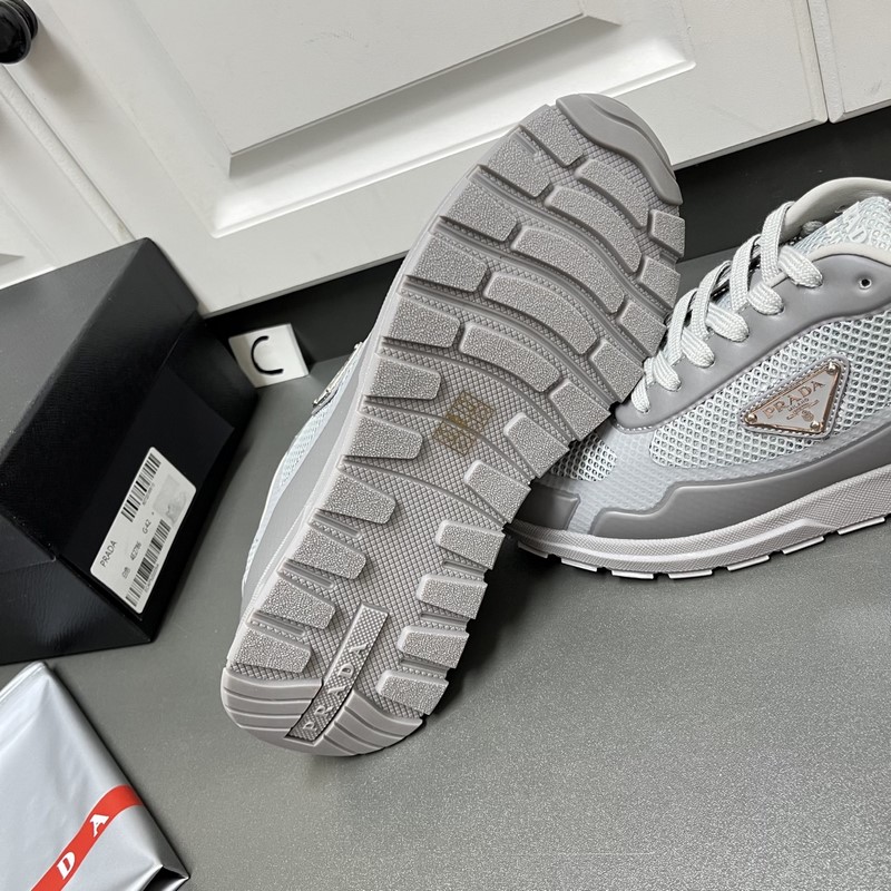 Prada 男士新款織物網(wǎng)眼系帶運動鞋 這款采用輕質(zhì)磨砂tpu拼接透氣織物網(wǎng)眼鞋