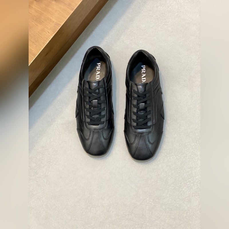 Prada，普拉達(dá) 男士皮革休閑運(yùn)動鞋 采用進(jìn)口小牛皮拼接鞋面，立體幾何分割，精