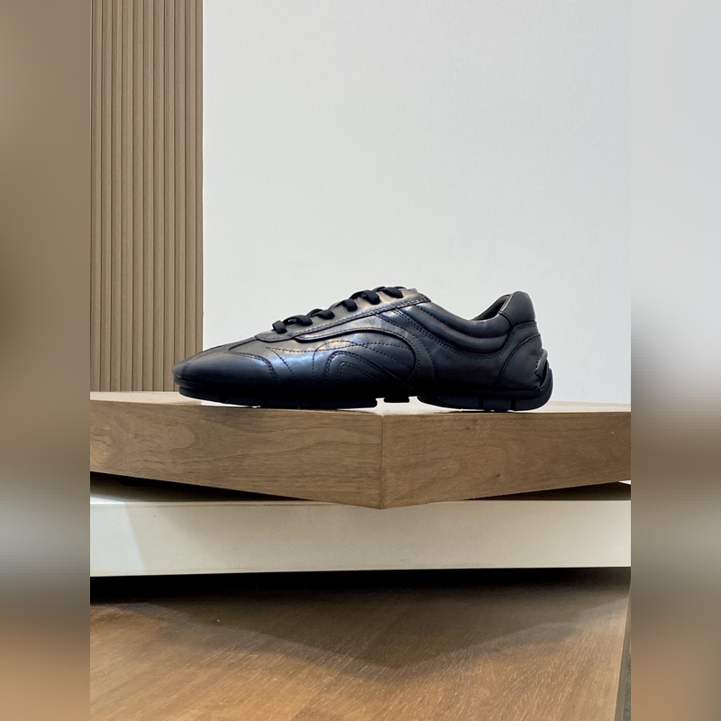 Prada，普拉達(dá) 男士皮革休閑運(yùn)動鞋 采用進(jìn)口小牛皮拼接鞋面，立體幾何分割，精