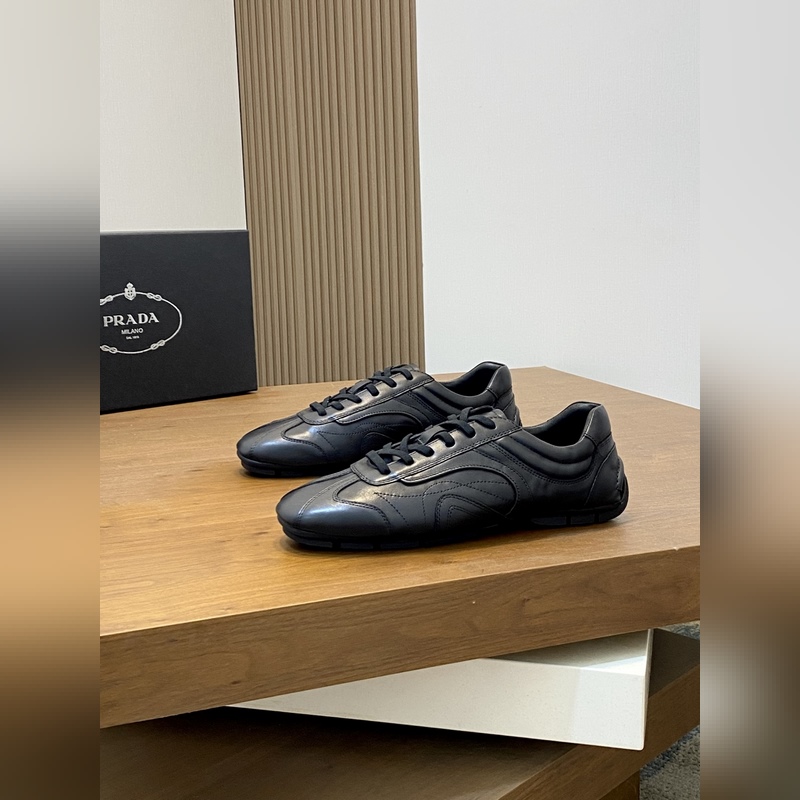 Prada，普拉達(dá) 男士皮革休閑運(yùn)動鞋 采用進(jìn)口小牛皮拼接鞋面，立體幾何分割，精