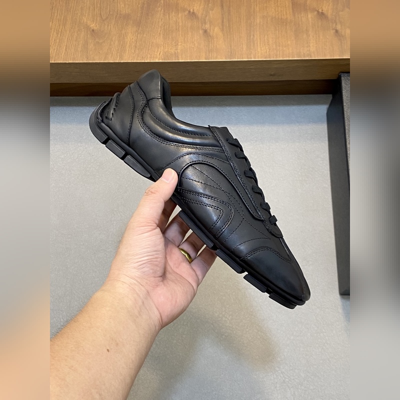 Prada，普拉達(dá) 男士皮革休閑運(yùn)動鞋 采用進(jìn)口小牛皮拼接鞋面，立體幾何分割，精