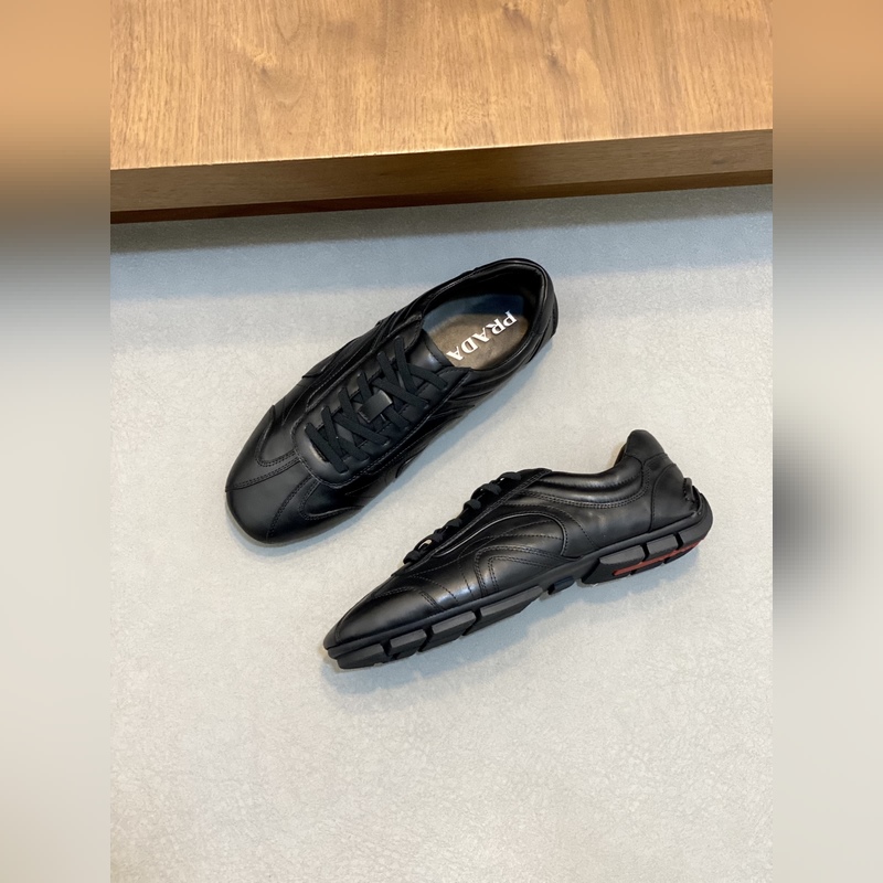 Prada，普拉達(dá) 男士皮革休閑運(yùn)動鞋 采用進(jìn)口小牛皮拼接鞋面，立體幾何分割，精